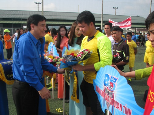 Đồng chí Nguyễn Đắc Vinh - Ủy viên BCH Trung ương Đảng, Bí thư thứ nhất Trung ương Đoàn trao hoa và cờ lưu niệm cho các đội bóng.
